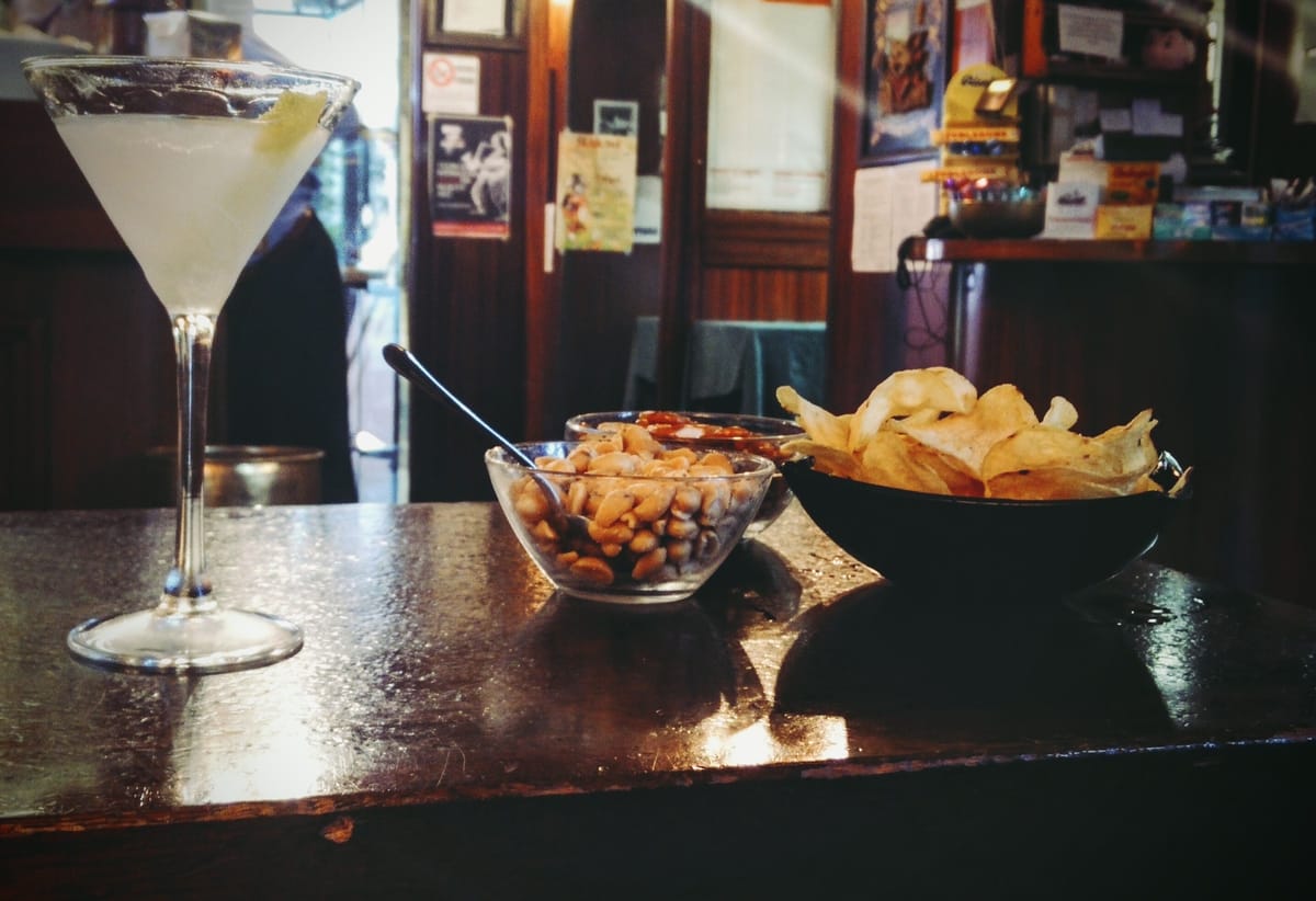 Aperitivo con cocktail e stuzzichini