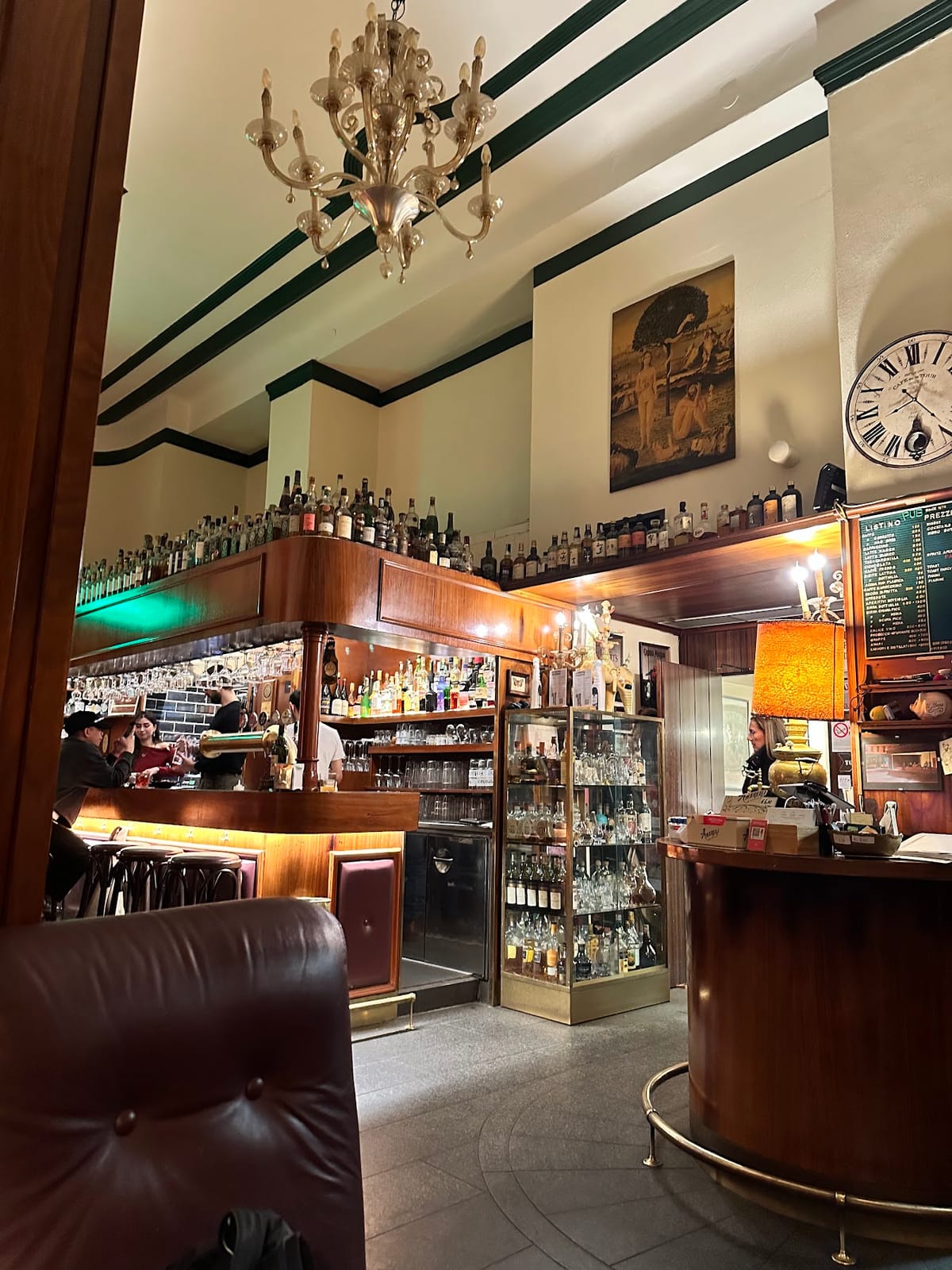 Interno del pub, luci calde