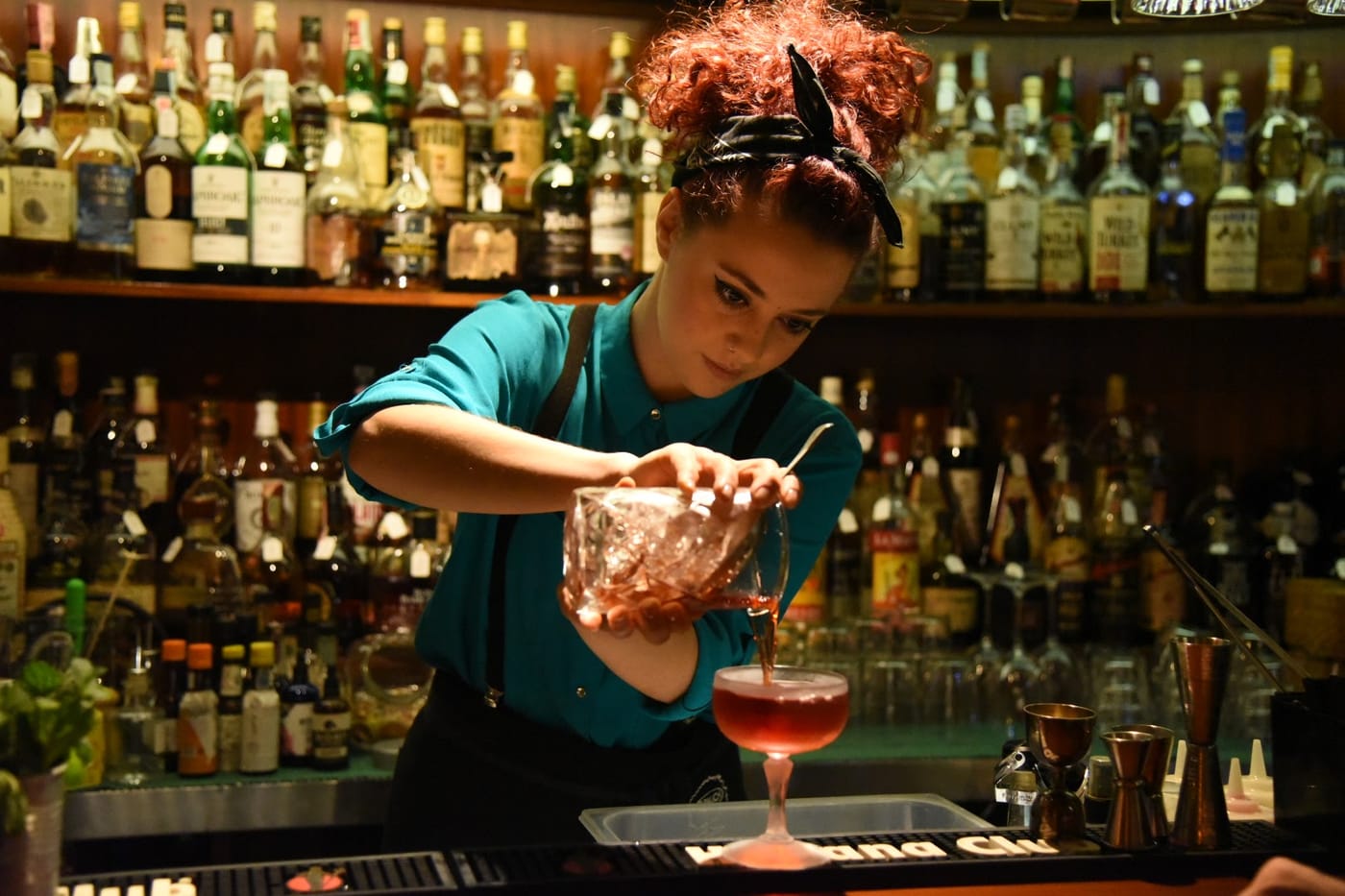 Barista che prepara un cocktail