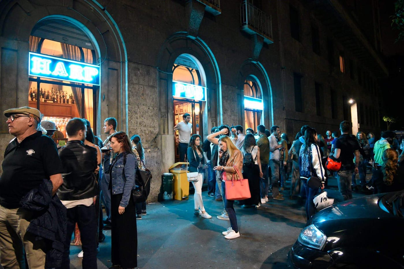 La facciata dell'Harp Pub illuminata di sera