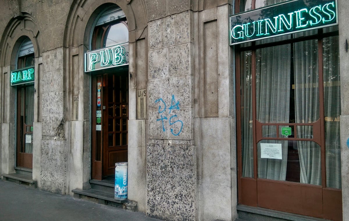 Le vetrate liberty verdi con la scritta Pub Guinness