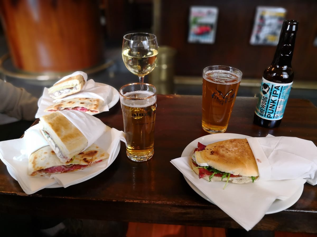 Panini e birra al tavolo