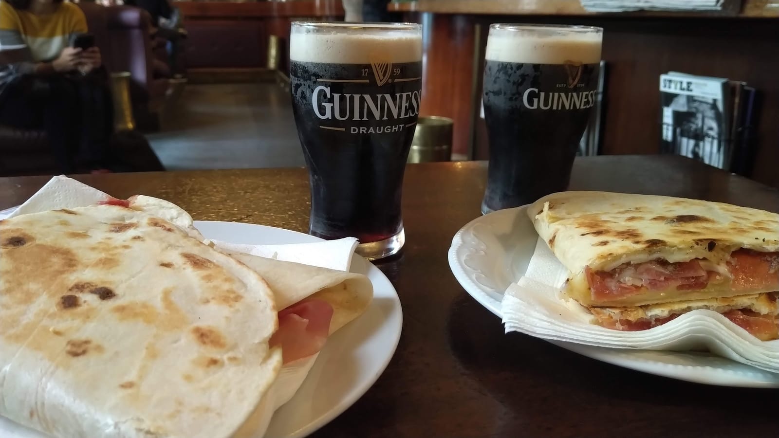 Pinte di Guinness e piadine sul tavolo