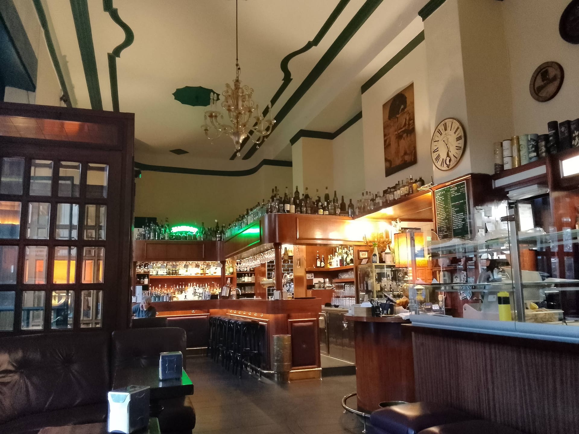 Il bancone e le vetrate del Harp Pub