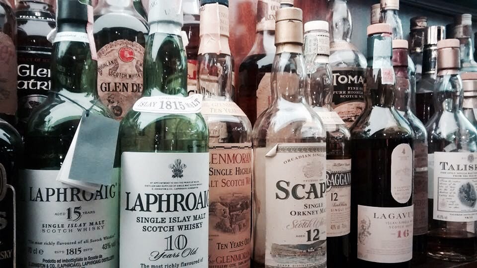 Bottiglie di single malt sul bancone