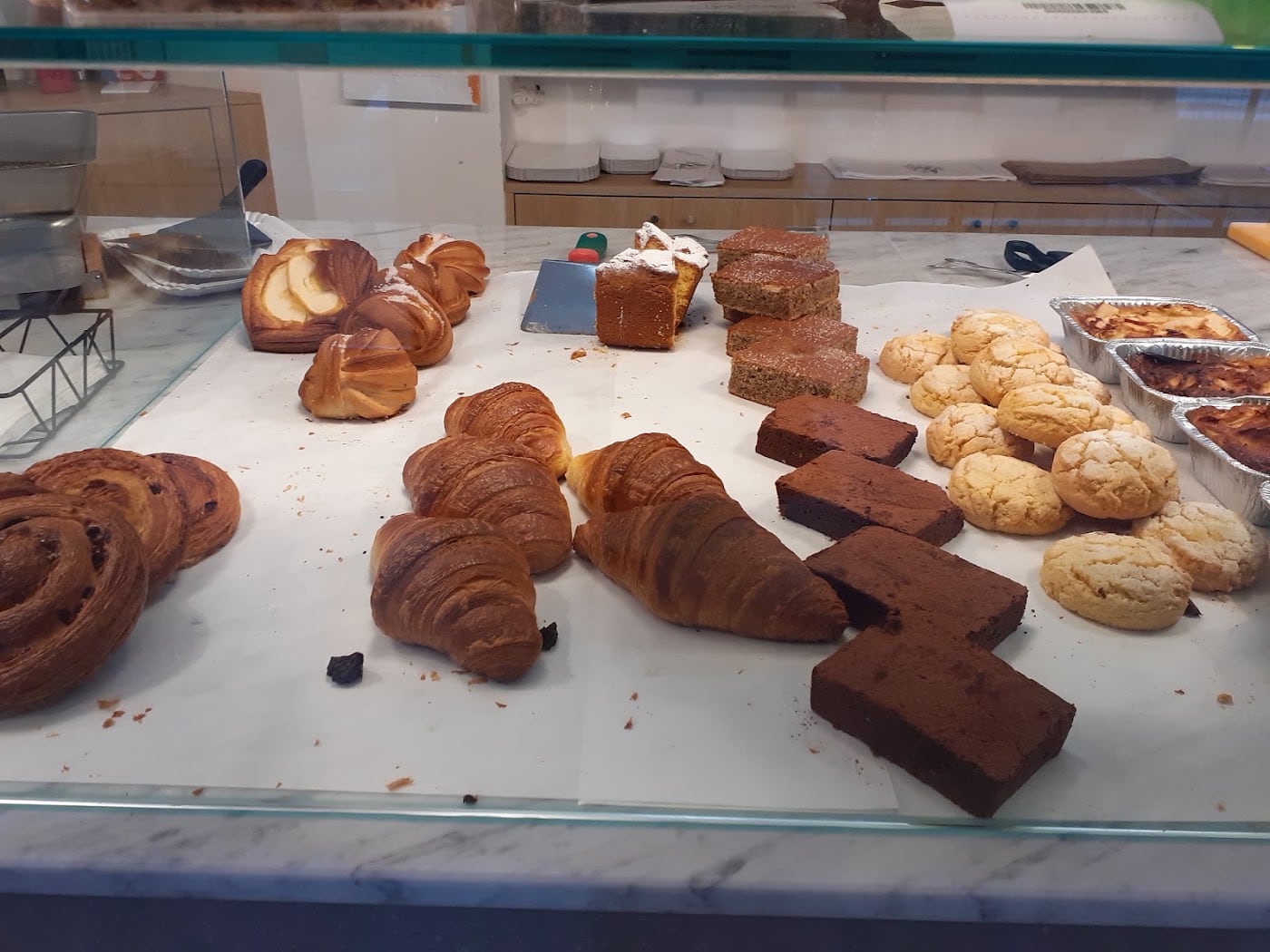 Vassoio di croissant, paste e dolci freschi de Il Forno di Lambrate su banco in marmo