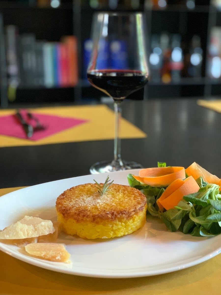 Tagliere e calice di vino rosso al bancone