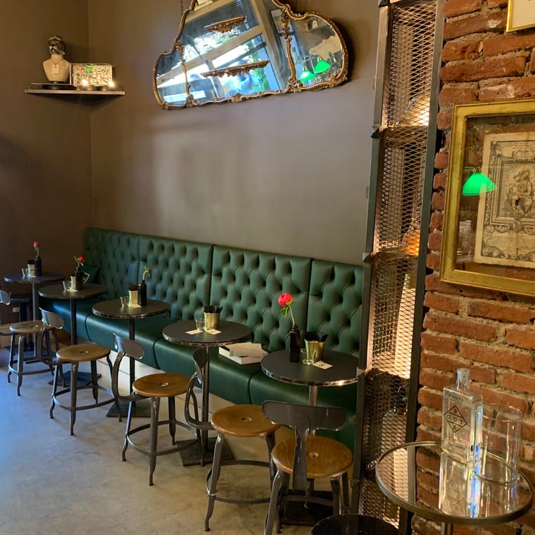 L'interno coi mattoni e la panca verde