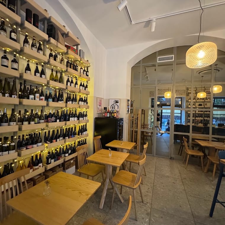 La sala con le sedie gialle
