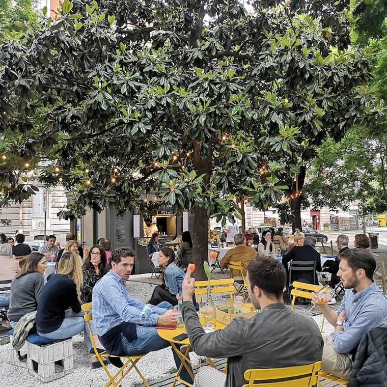 Il dehors sotto l'albero