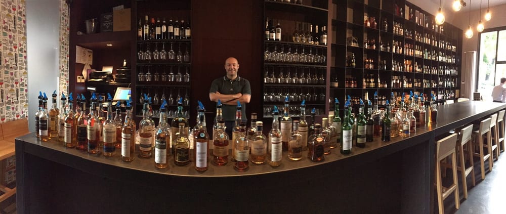 Il grande bancone con i whisky de Il Malto e l'Uva
