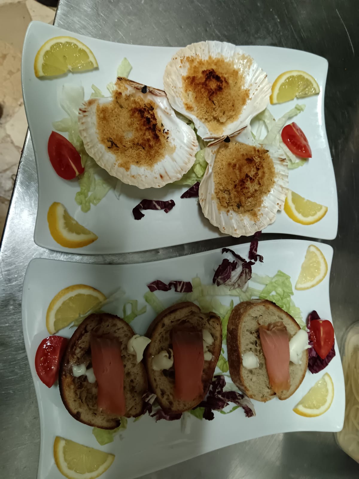 Capesante gratinate servite nella conchiglia con crostini al salmone