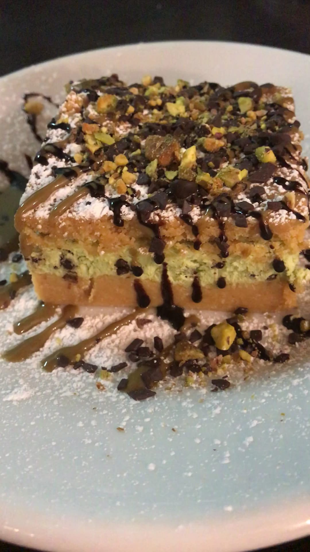 Dolce della casa al pistacchio e cioccolato, vegano e senza glutine