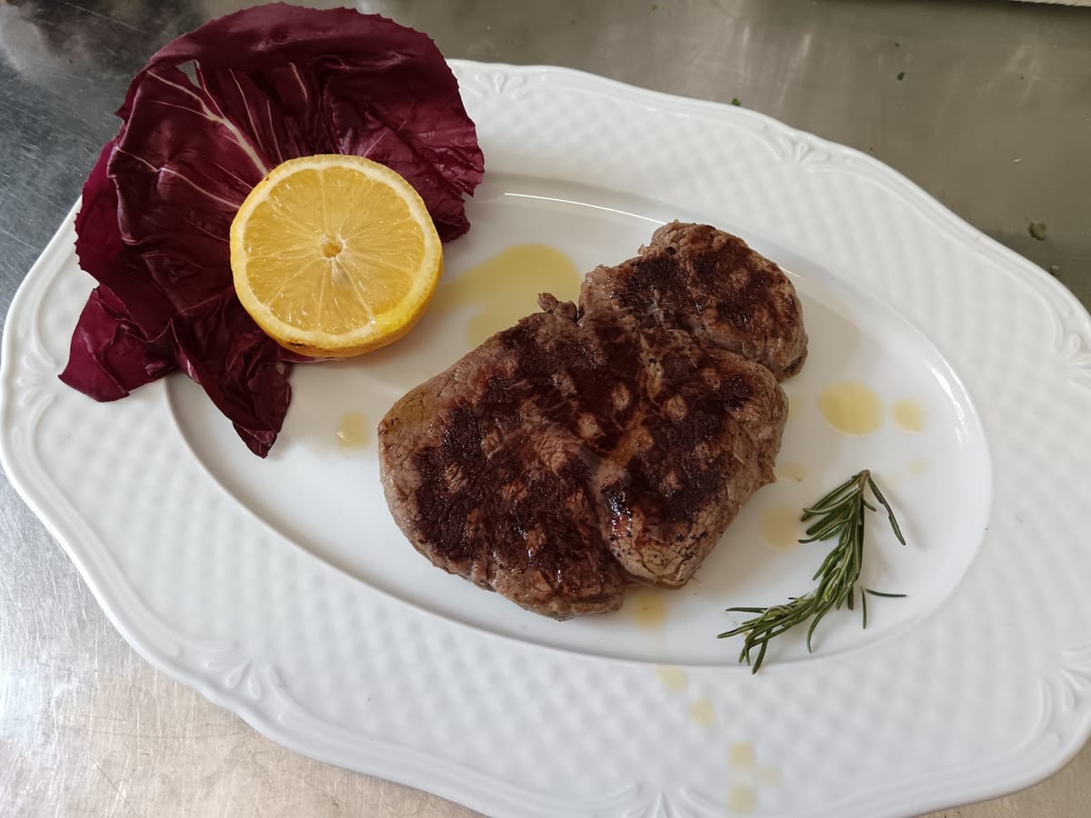 Filetto di manzo alla griglia con radicchio, limone e rosmarino