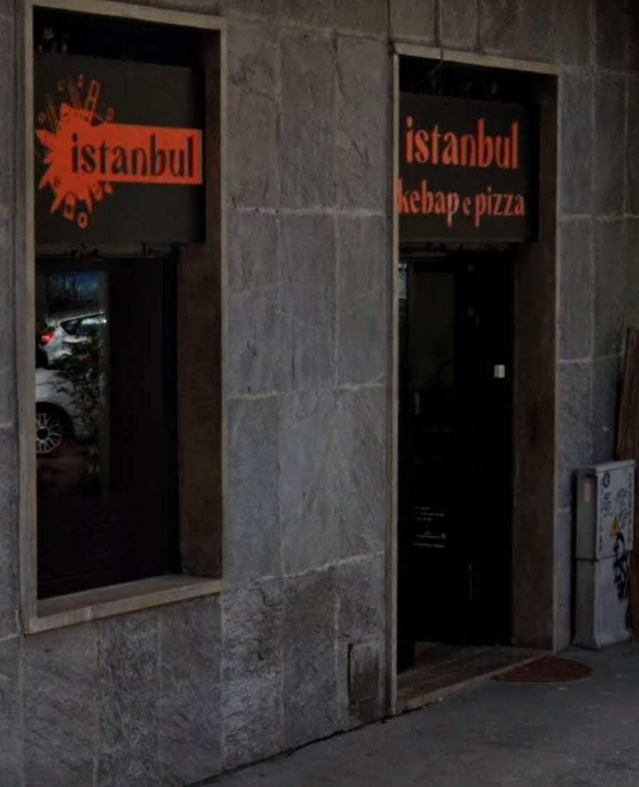 Il locale di giorno: i pannelli neri con le lettere arancio sulla pietra grigia, lo schizzo con la scritta istanbul sulla vetrina.