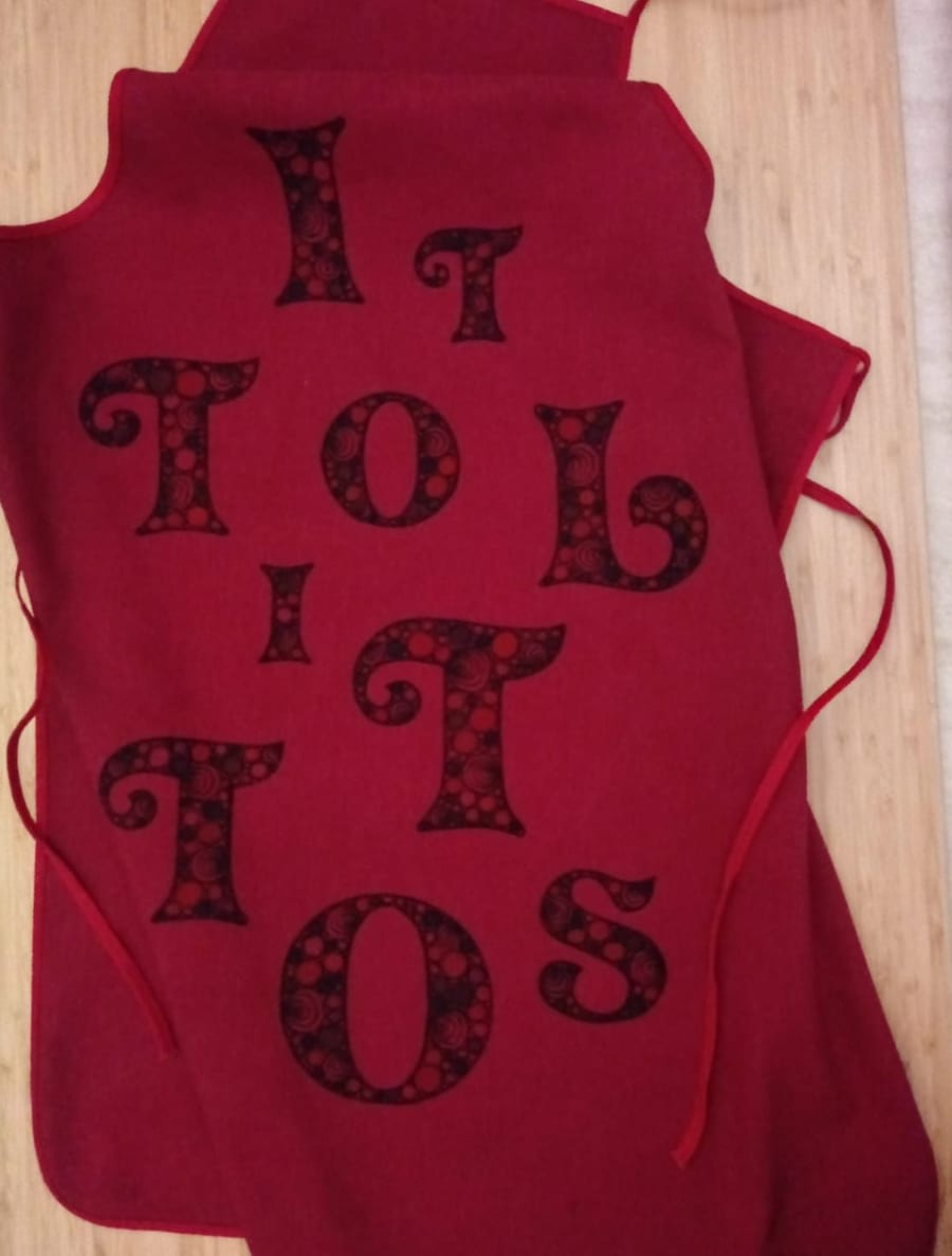 Il grembiule rosso con le lettere ITTOLITTOS