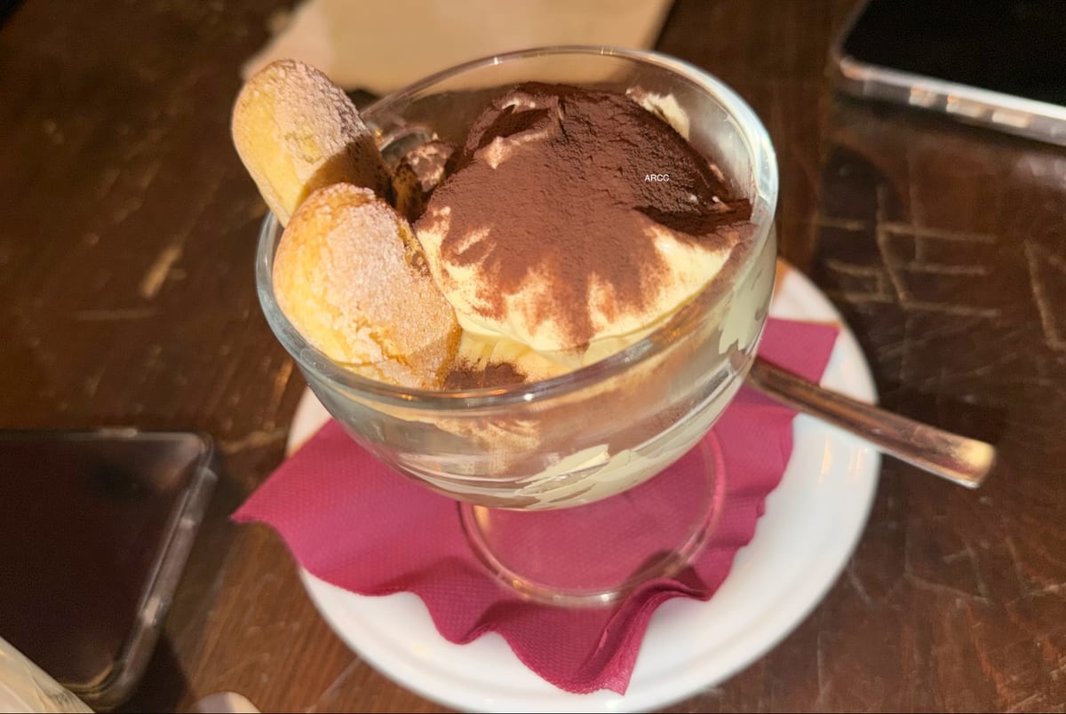 Il tiramisù nella coppa di vetro, col savoiardo e il cacao