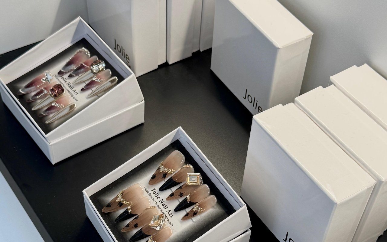 Cofanetti Jolie Nail Art con set di press-on decorate a mano