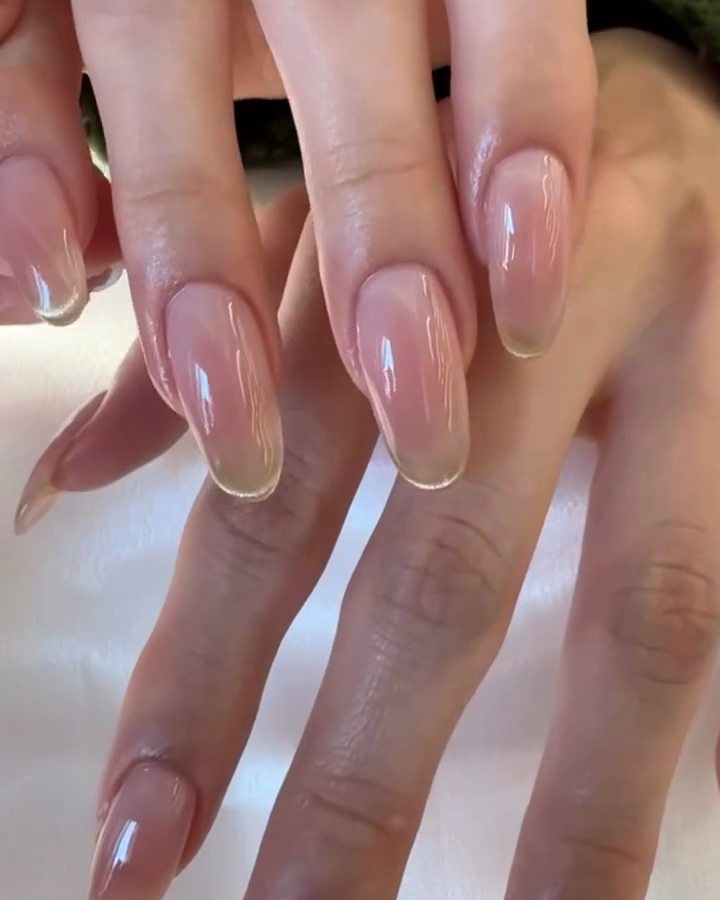 Manicure finita: unghie a mandorla effetto naturale lucido