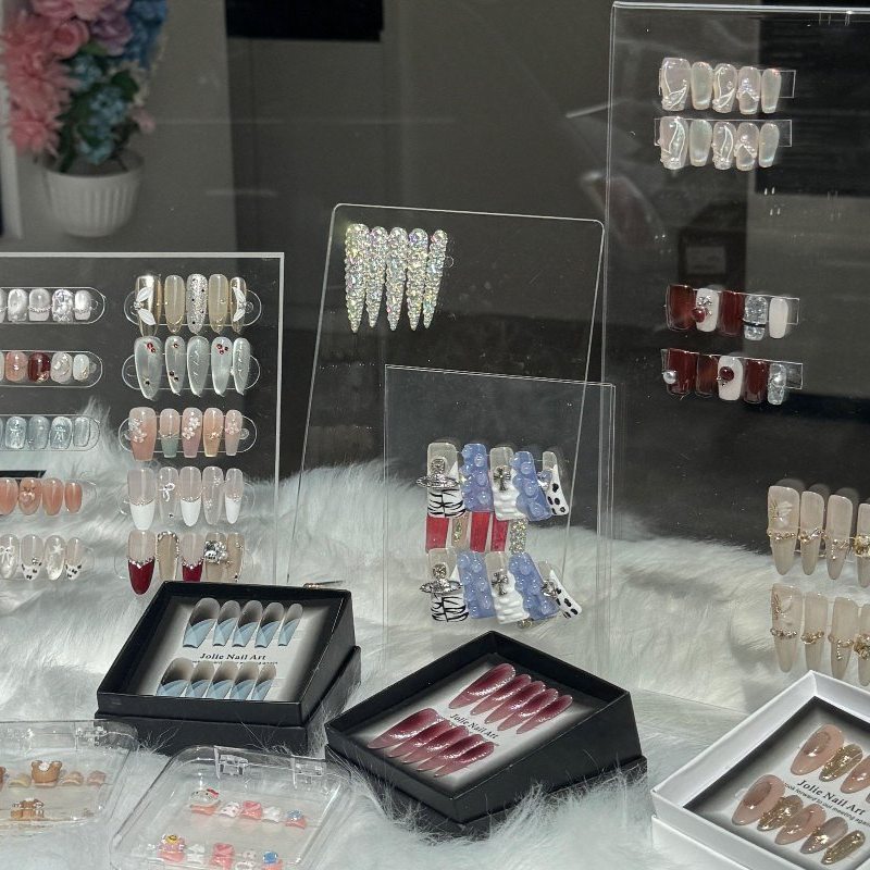Espositori con decine di set di press-on decorate