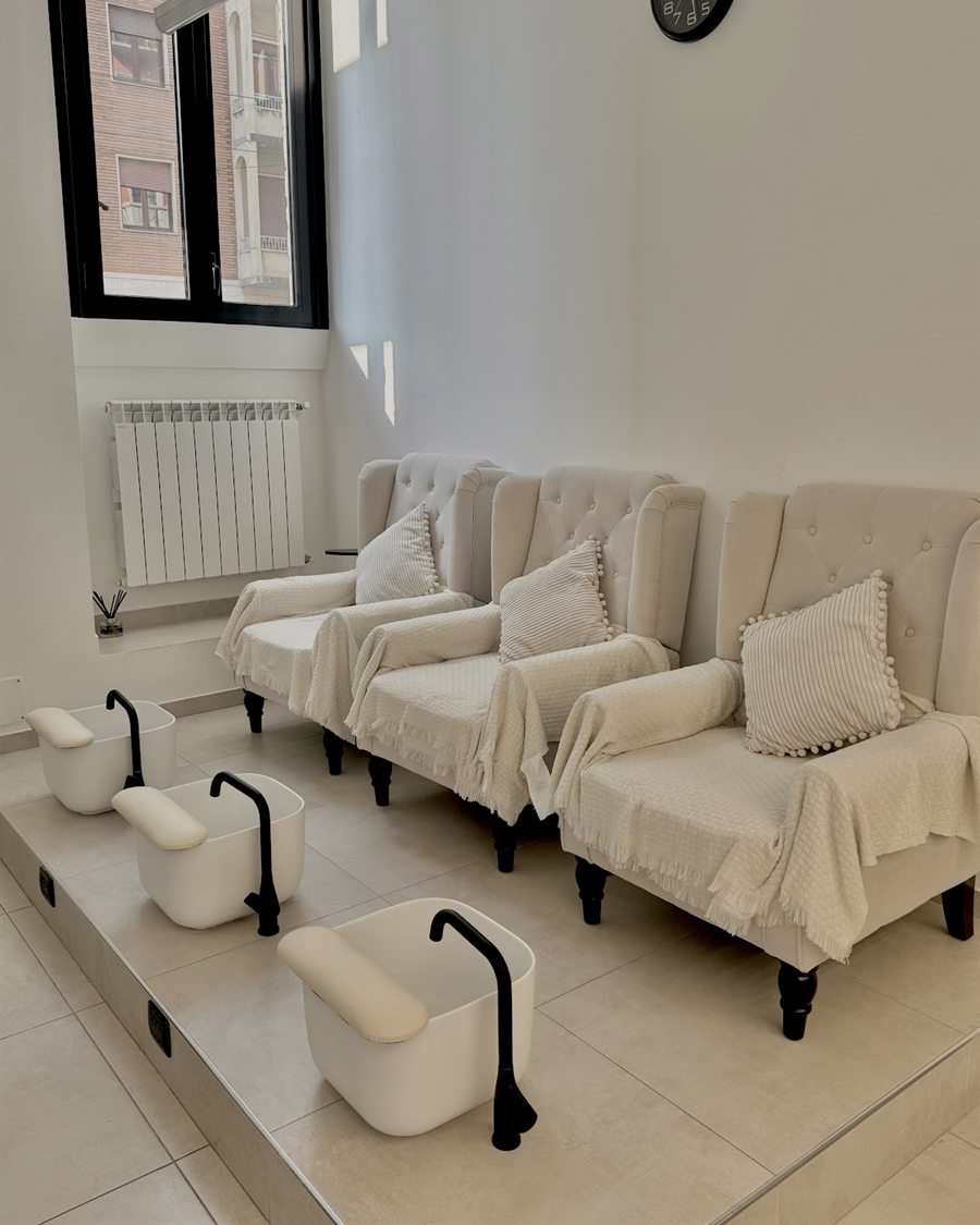 L'angolo pedicure: poltrone imbottite color crema con vaschette bianche