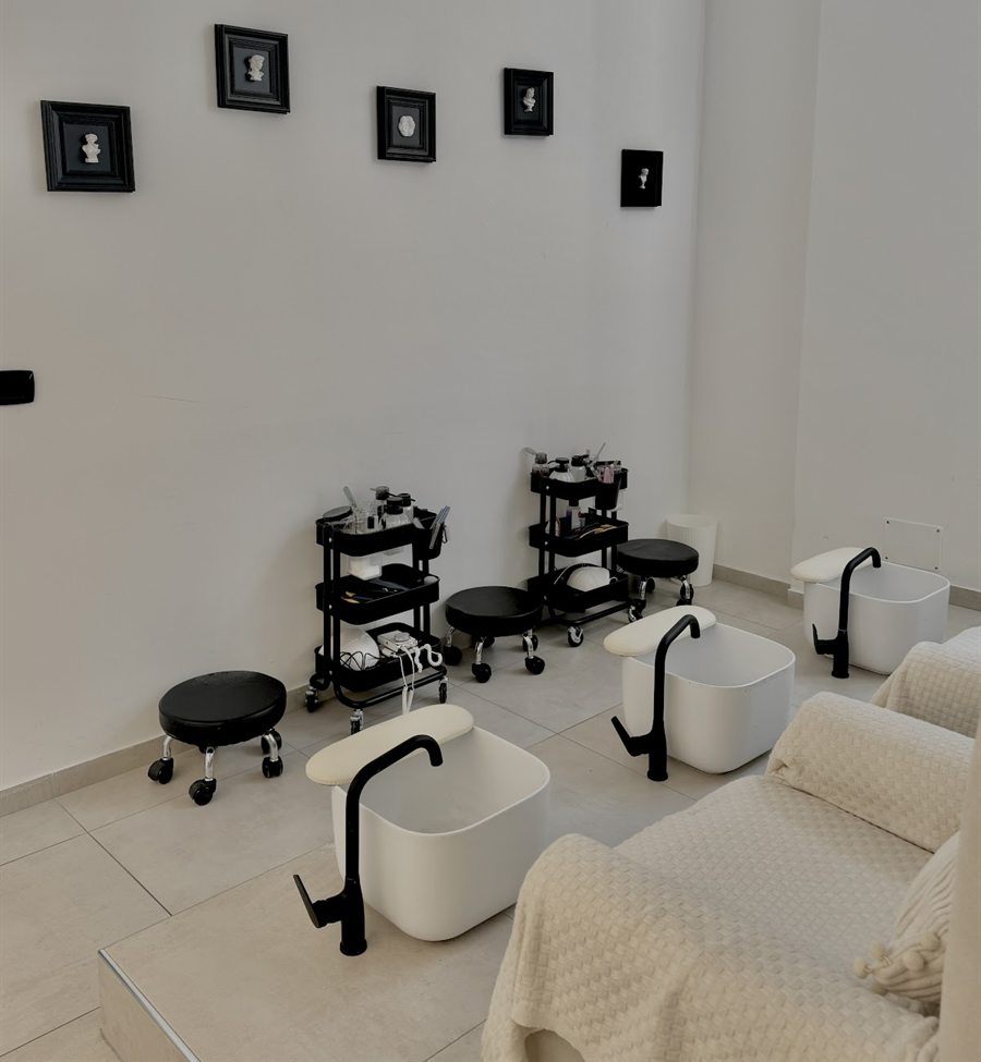 La zona pedicure con vaschette bianche e quadretti neri alle pareti