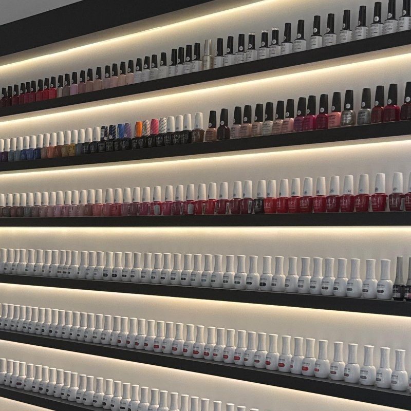Il muro degli smalti del salone, con centinaia di colori in gel