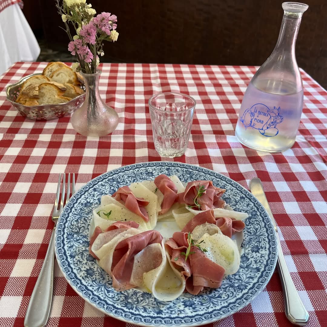 Un tavolo apparecchiato con la caraffa della Bettola