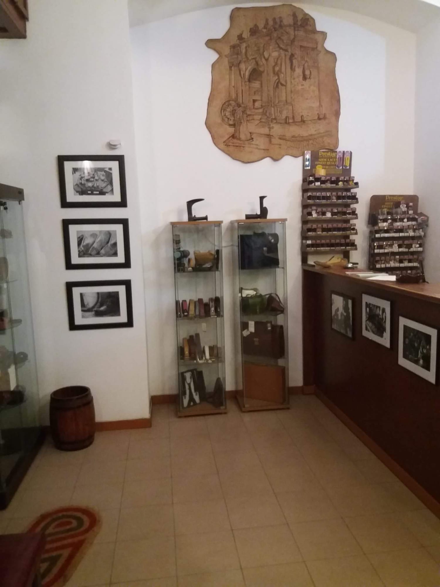 L'interno della bottega, con le vetrine e i prodotti