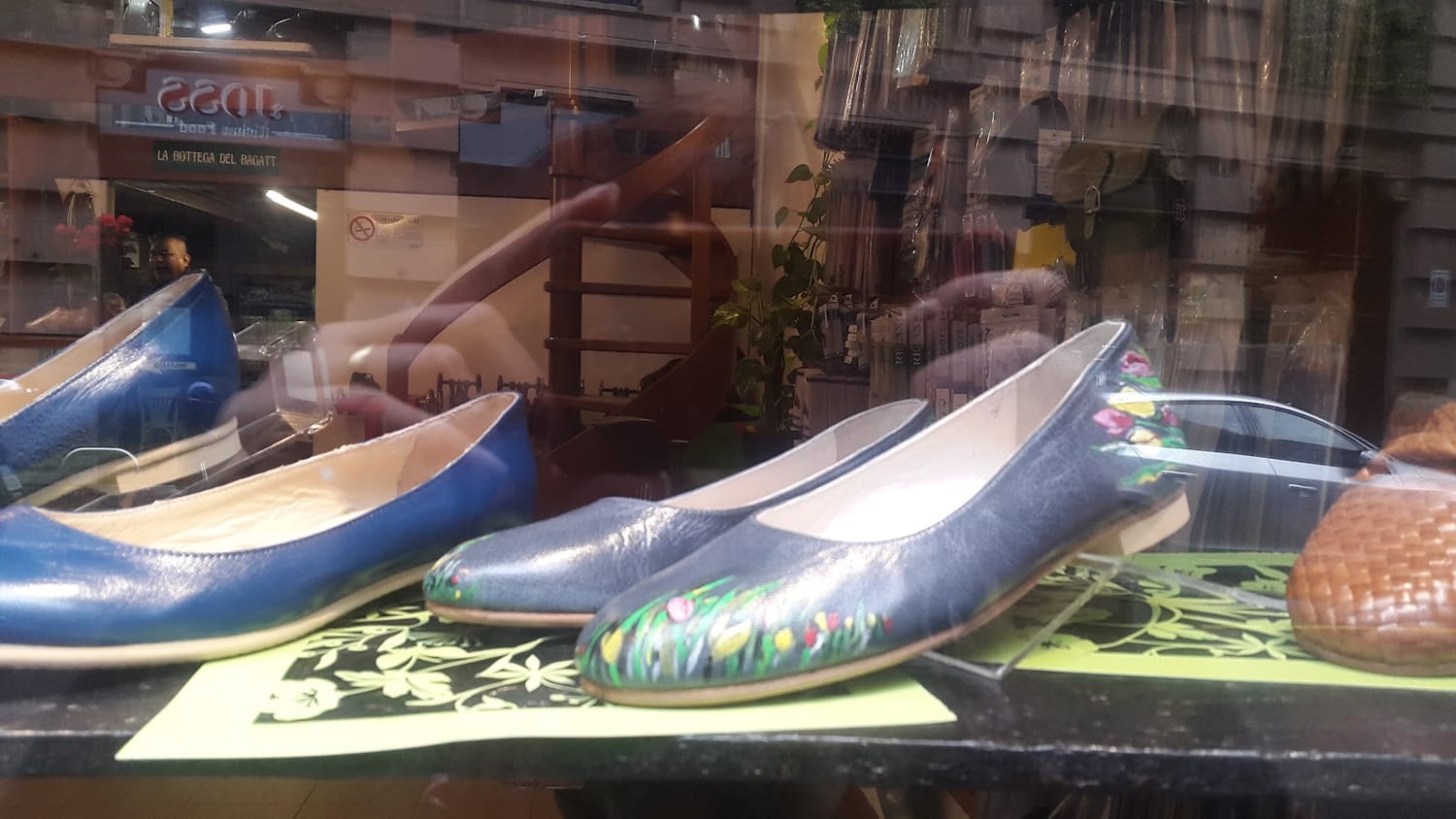 Ballerine in pelle dipinte a mano, creazioni della bottega, in vetrina