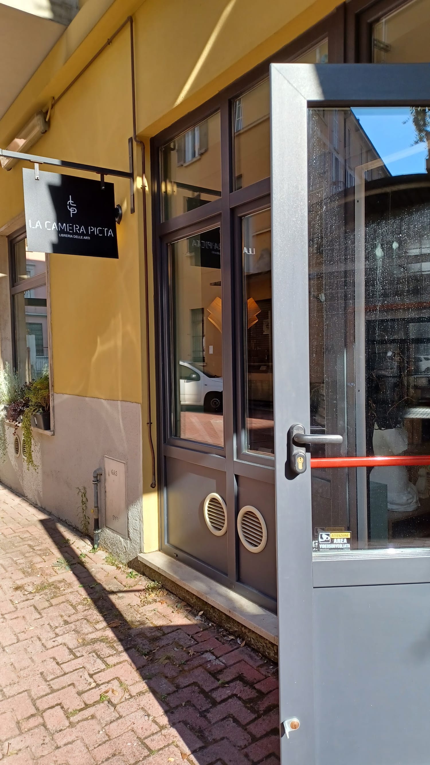 L'insegna della Camera Picta e l'ingresso in Via privata della Braida