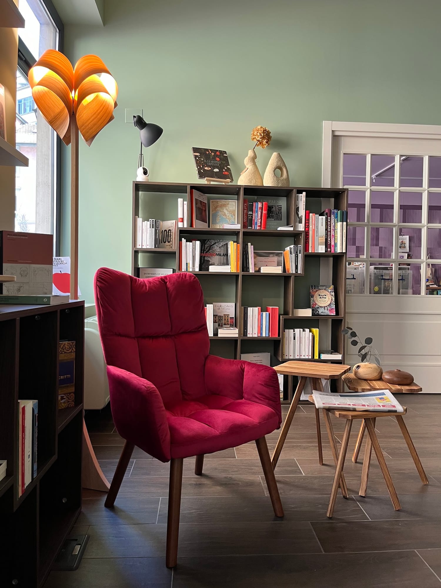 La poltrona bordeaux e gli scaffali d'arte della libreria
