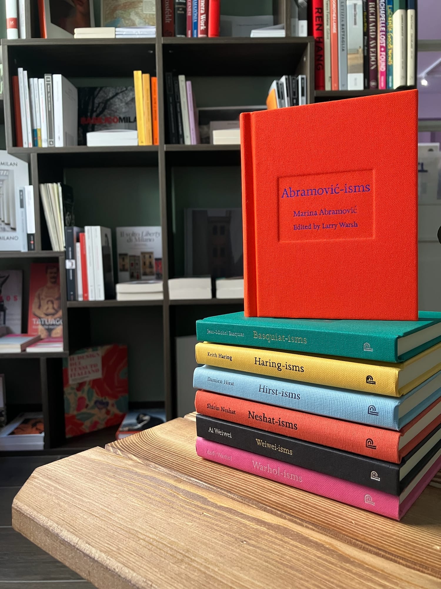 I monografici d'arte contemporanea, dai colori accesi, in pila sul tavolo