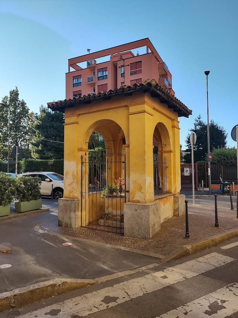 La cappelletta, la piccola edicola votiva all'angolo