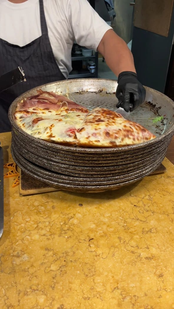 La preparazione della pizza al trancio
