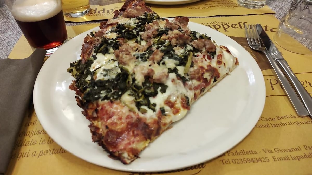 Trancio di pizza con salsiccia e verdure