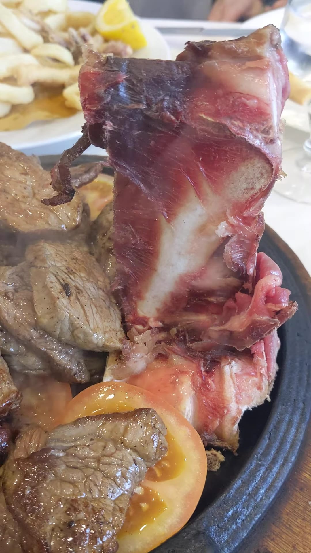 Una costata enorme servita con patatine, la porzione gigante de La Conchiglia