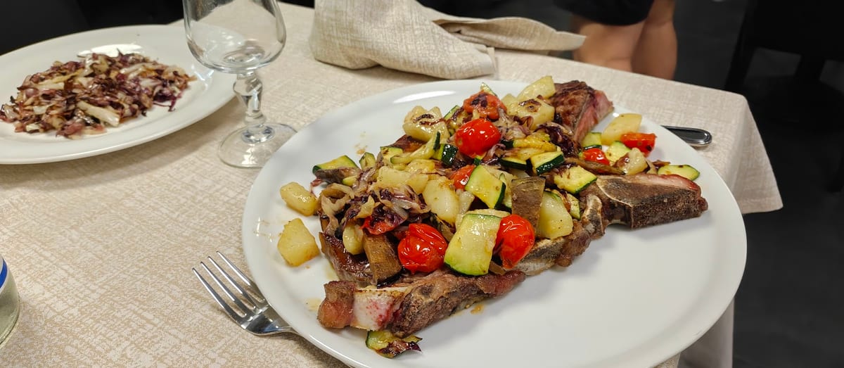 Bistecca alla griglia con verdure grigliate