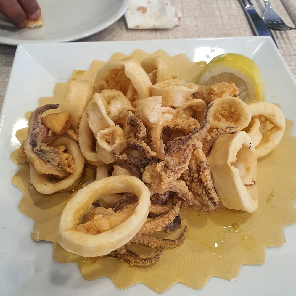 Fritto misto di mare con calamari e limone
