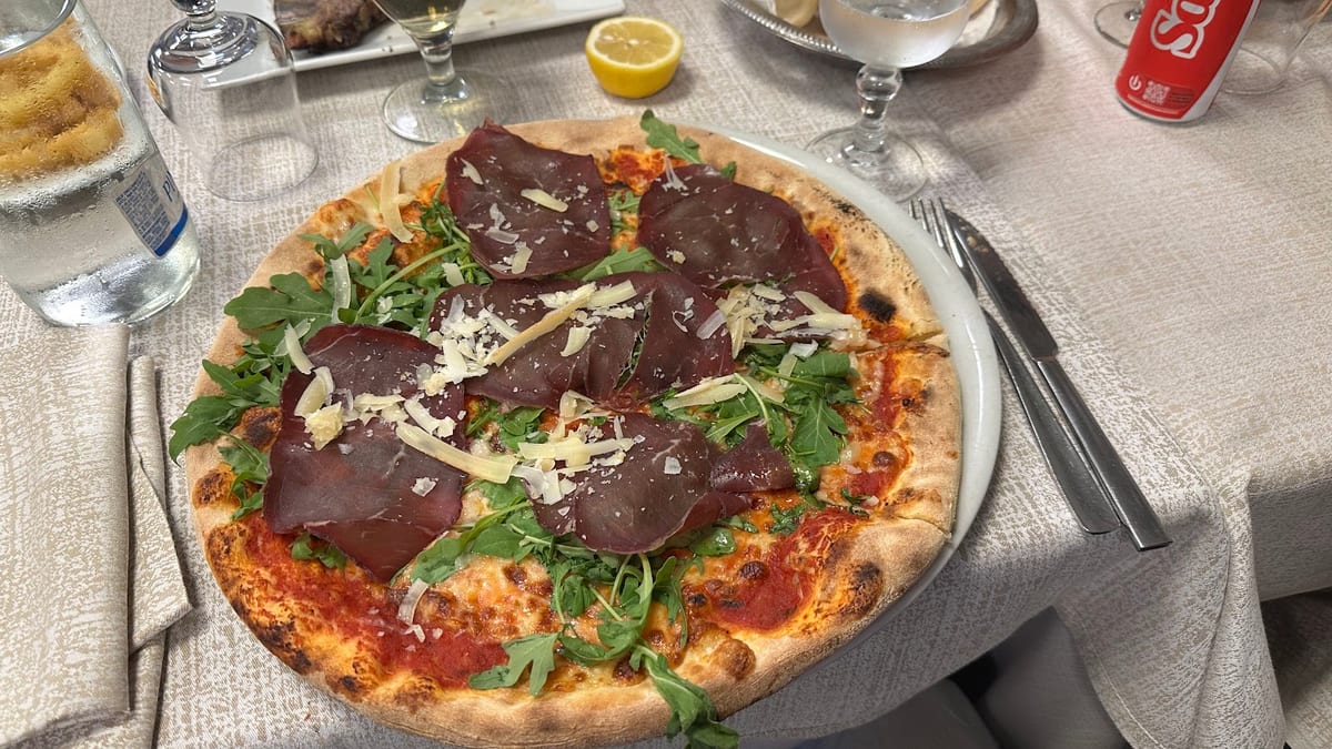Pizza con bresaola, rucola e grana e cornicione alto