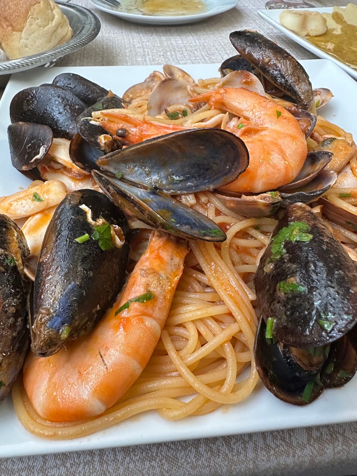 Spaghetti allo scoglio con cozze, gamberi e vongole
