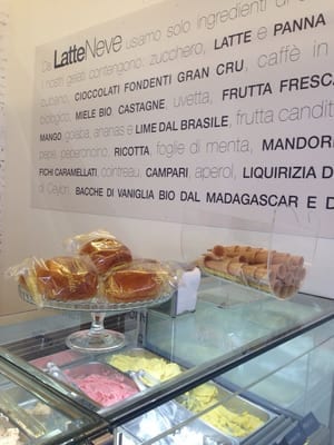 Le brioches al banco, sotto la parete degli ingredienti