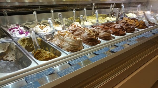 Il banco con le vaschette: creme, cioccolati e gusti della casa