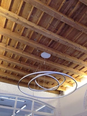 Il soffitto in legno a travi con la lampada ad anelli