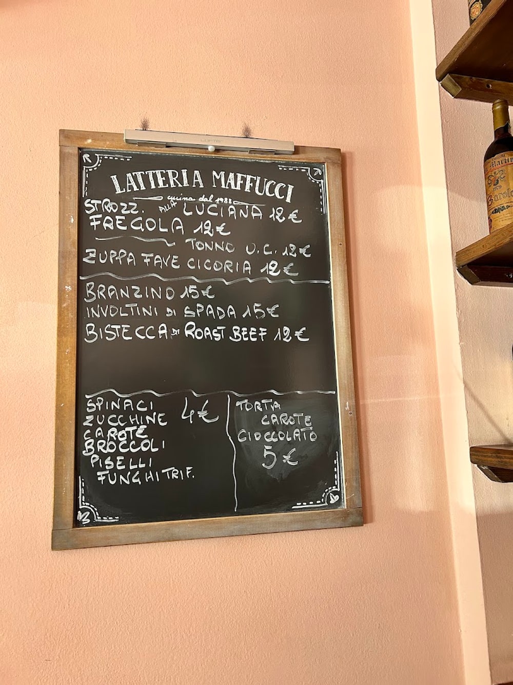 La lavagna del pranzo, scritta a gesso e firmata «Latteria Maffucci» in cima