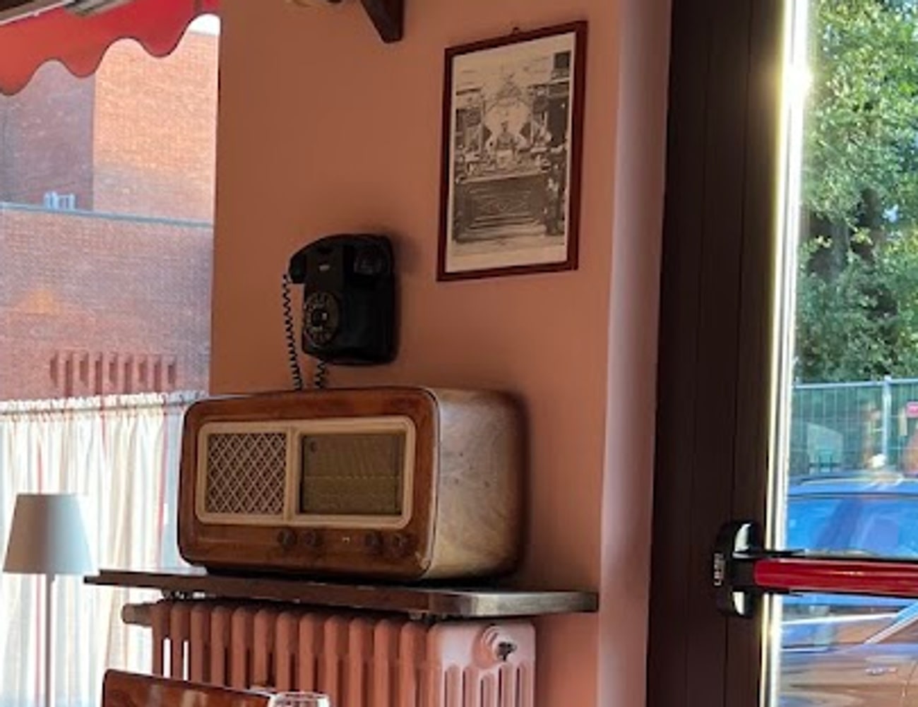 Due radio d'epoca e il telefono nero appeso al muro