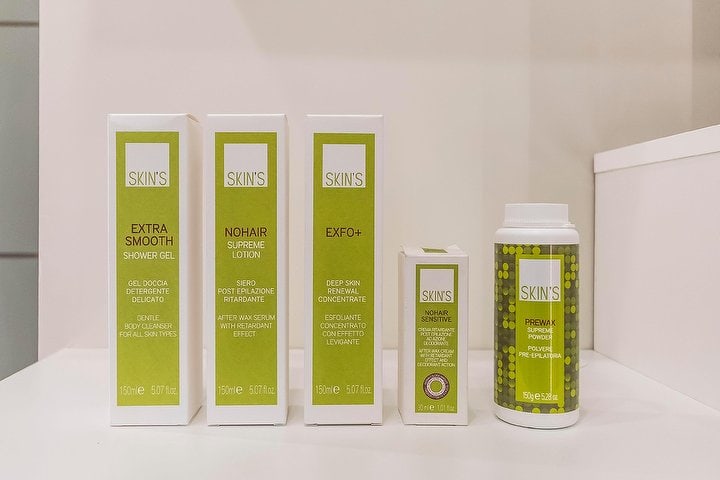 La linea Skin's usata in istituto: gel doccia Extra Smooth, siero post epilazione NoHair, esfoliante EXFO+ e polvere pre-epilatoria PreWax