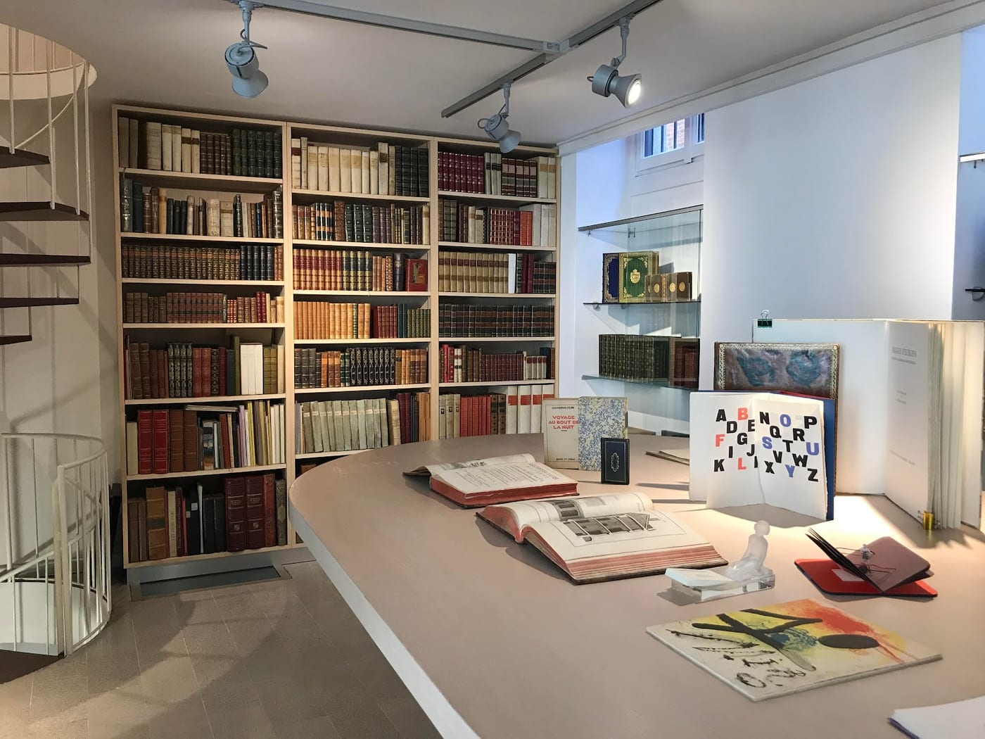La galleria di Demetra, con la scala a chiocciola e gli scaffali di libri antichi