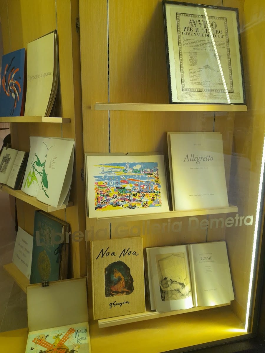 Libri illustrati moderni sugli scaffali
