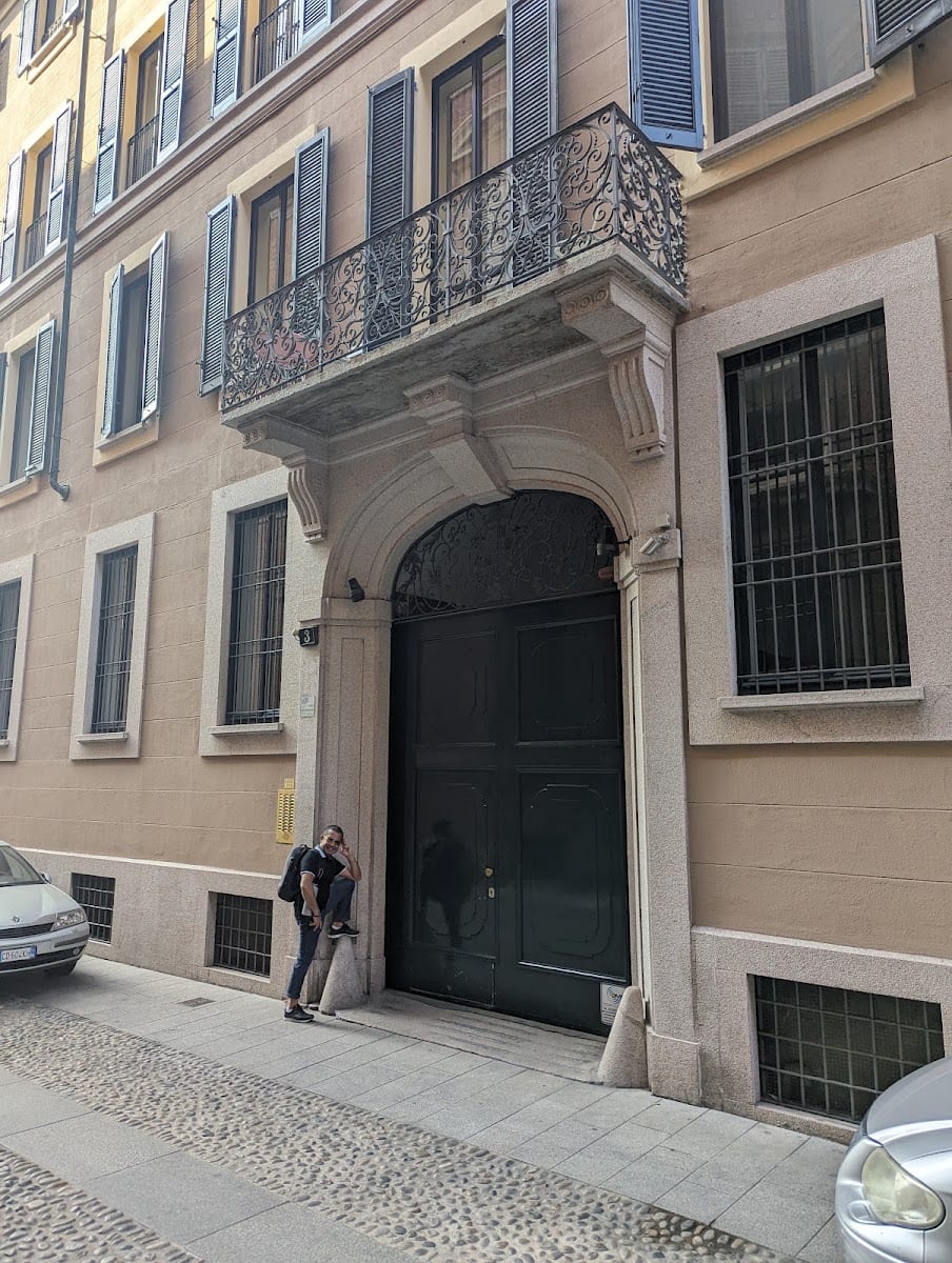 Il portale d'ingresso in Via Fiori Oscuri